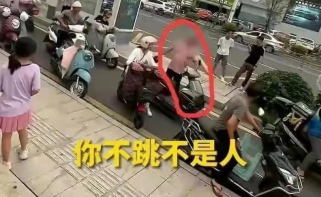 怂恿跳楼大爷身份曝光：67岁捡垃圾为生！