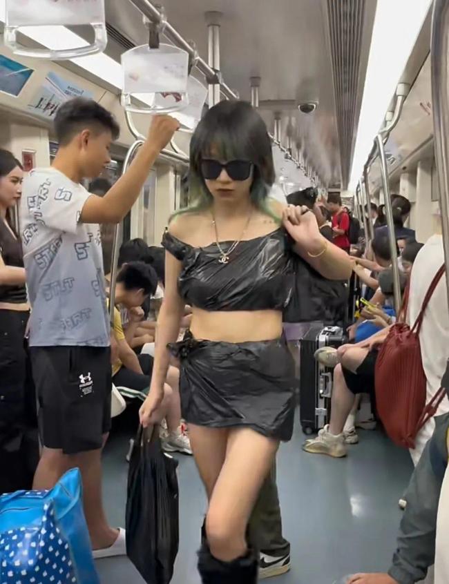女孩穿垃圾袋服装坐地铁 吓得对面大哥都不敢玩手机了