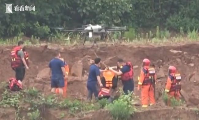 路遇洪水男子让女友先走 经过三个多小时的紧张救援，两人平安获救
