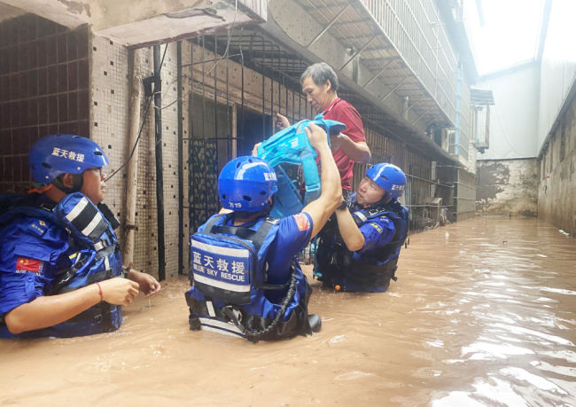 与时间赛跑 不落一人——重庆万州五桥洪灾一线救援直击