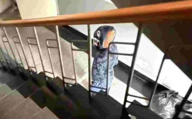 男子闯入高校女生宿舍