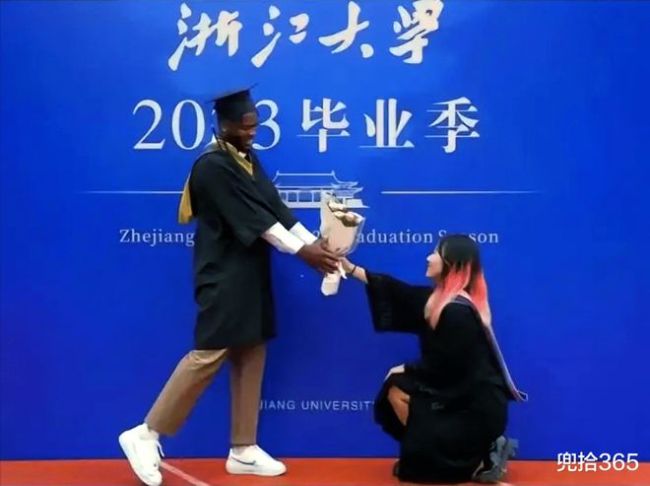 女生毕业典礼求婚黑人留学生，单膝跪地献花