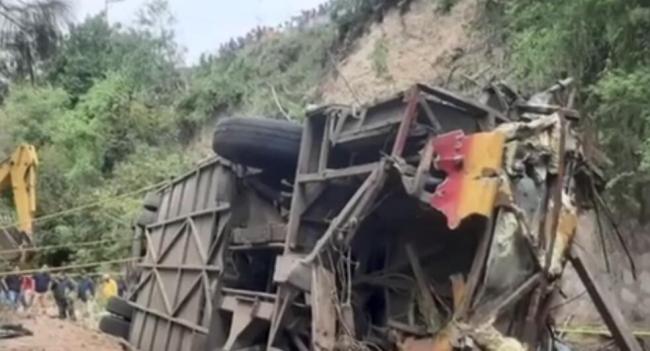墨西哥公交坠崖已致29死 至少6名伤者在被送往医院时已失去意识