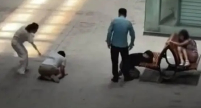 男子骚扰少女被当众鞭打,派出所:男子已移交刑警队