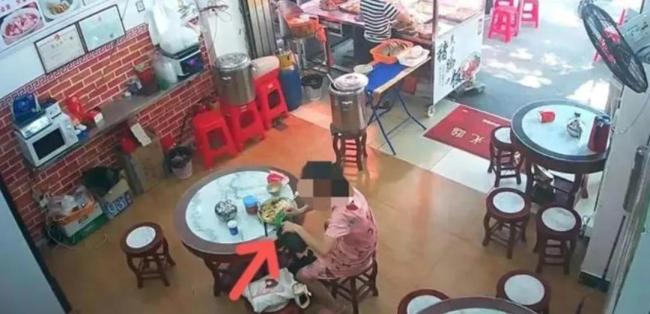 警方回应女子餐厅投异物：中毒顾客已出院 涉事女子已被抓获