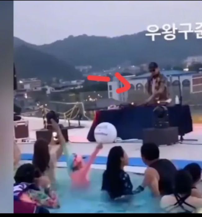 具俊晔最新消息：又恢复老本行，韩国某泳池派对上打碟，下面都是穿着比基尼的小姐姐