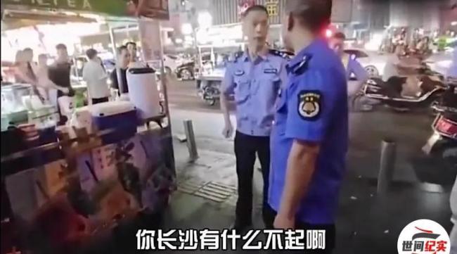 摆地摊偶遇民警怒怼城管，网友要给民警点赞