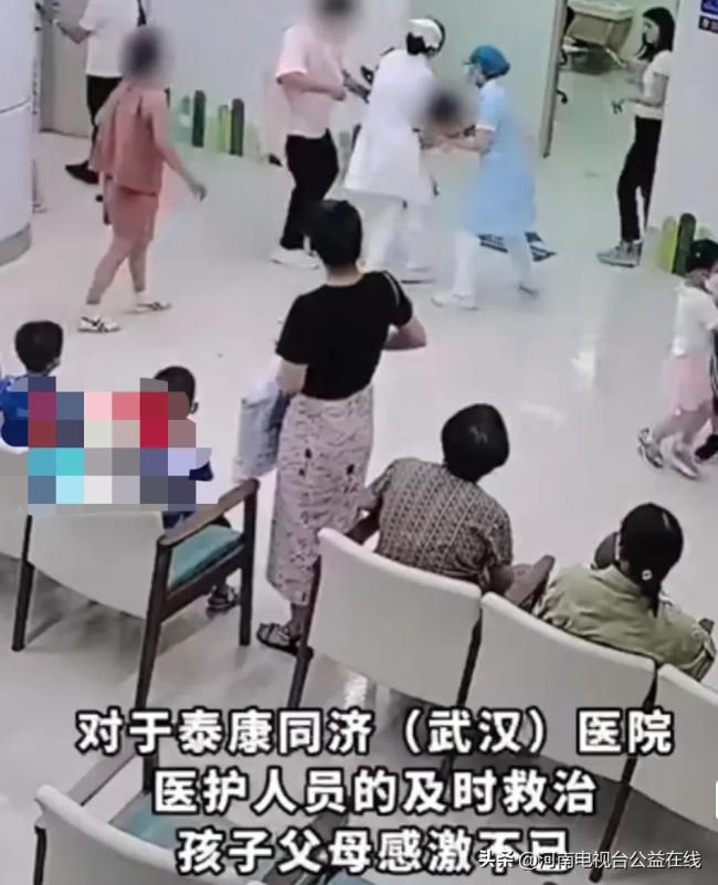护士抱男童跑到抢救室 网友：天使的光芒闪耀人间