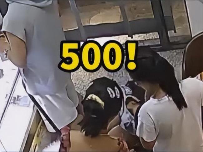 女子带狗子散步，到彩票店用狗爪刮出500元