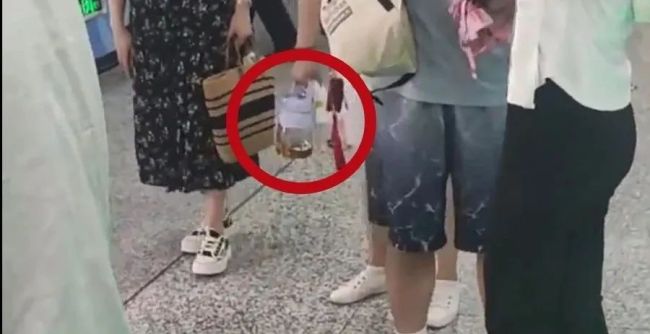 警方回应大妈打伤女孩：当事人已报警，正在调查中