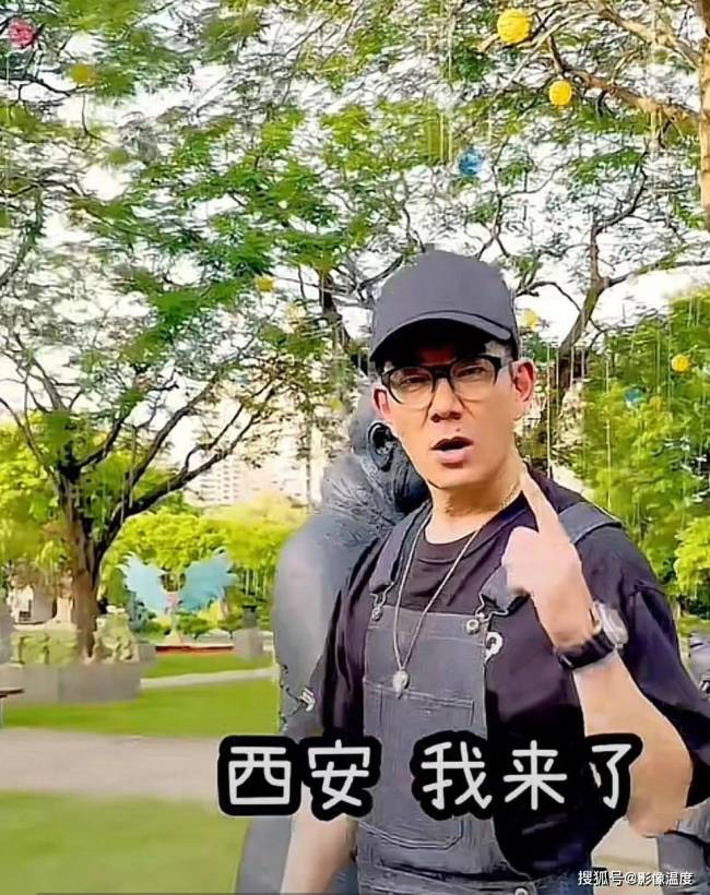 西安回民街偶遇任贤齐吃羊肉泡馍 低调逛街无人认识