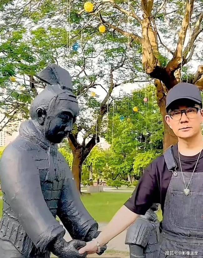 西安回民街偶遇任贤齐吃羊肉泡馍 低调逛街无人认识