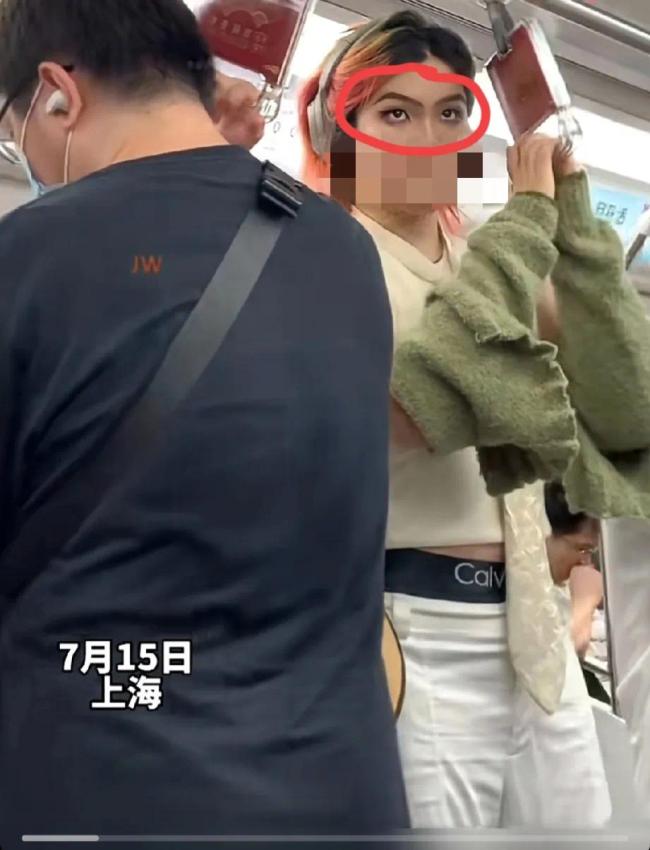 女生上班化“摸鱼妆”以假乱真 网友求教程：头一次见滑盖眼