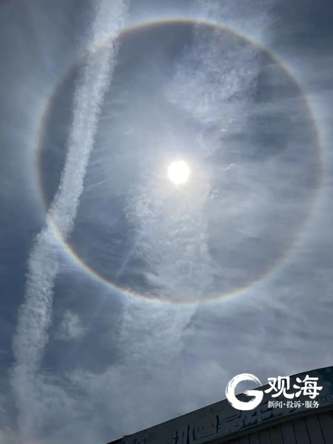青岛天空出现日晕景观 还有超美的“彩虹云”