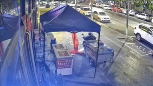 警方谈爱心驿站水被拉走 驿站负责人：已报警处理