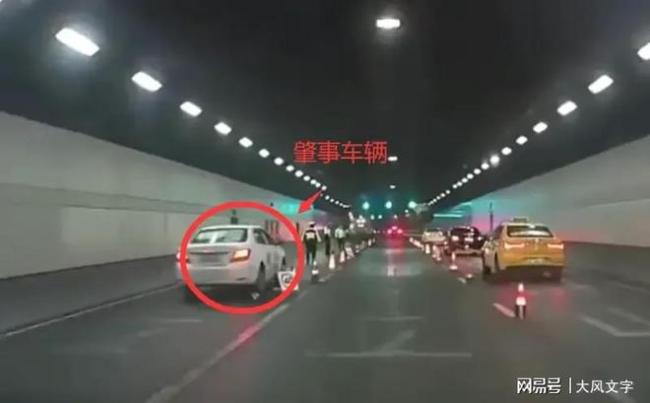交警高速拦截大车被拒 司机回应：出了事故是谁负责？