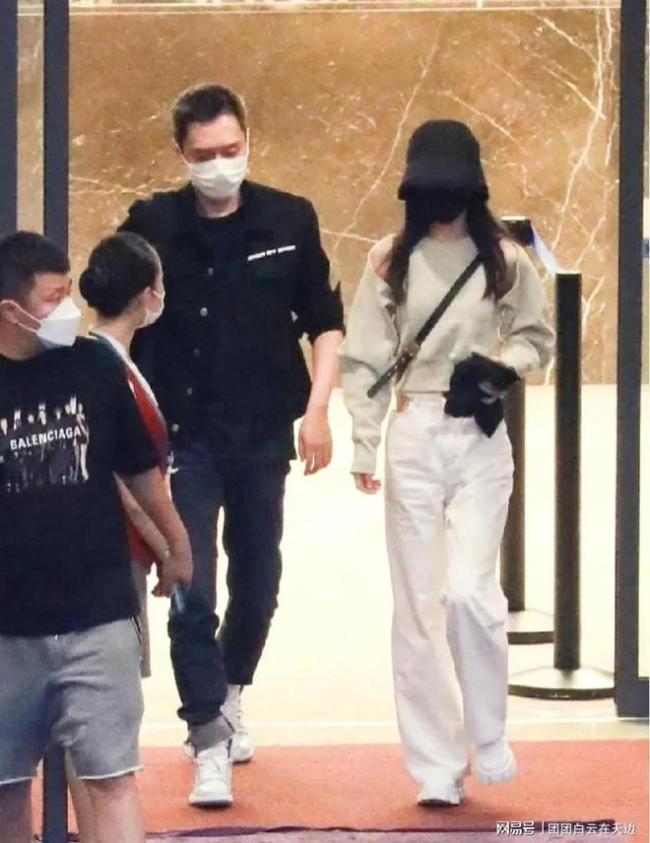 赵丽颖冯绍峰合体现身机场，曝冯妈用1亿房产求赵丽颖复婚，被一口回绝