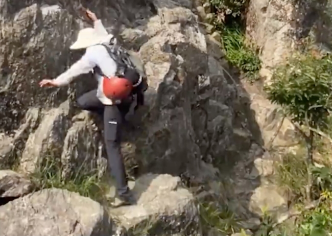 登山者不听劝徒手下山瞬间跌下