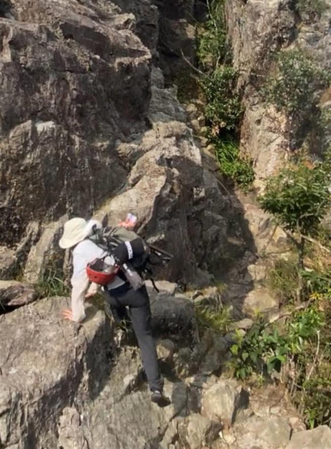 女子下山不听劝导后跌落：一失足险成千古恨！