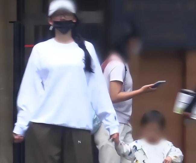 苗苗郑恺一家四口出游 苗苗罕见穿露脐装大秀好身材