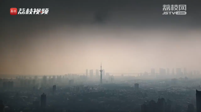 30秒延时看南京暴雨降临瞬间：整个城市上空乌云笼罩白昼如夜