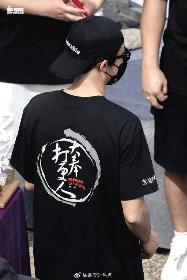 王鹤棣品牌为剧组做组服 细节满分