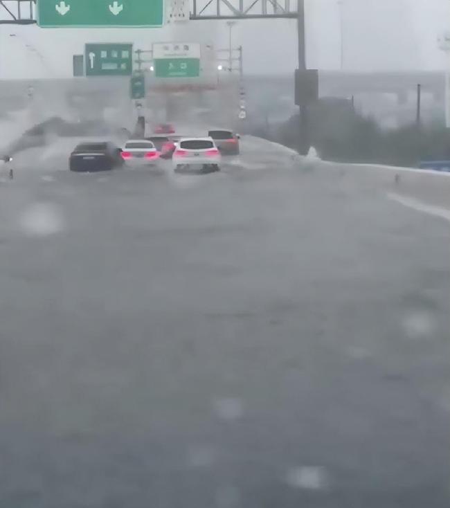 上海暴雨 高架桥成“高架河”！部分地区积水严重开车像开船