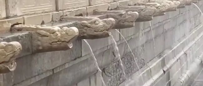 北京今晨最大雨强在故宫，“九龙吐水”再现