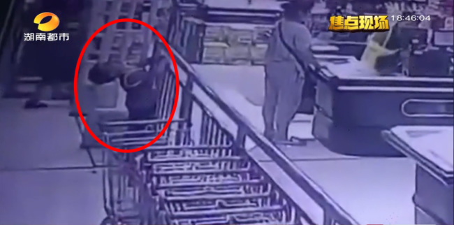 四岁男童超市内疑似触电，静止40秒后瘫倒在地！