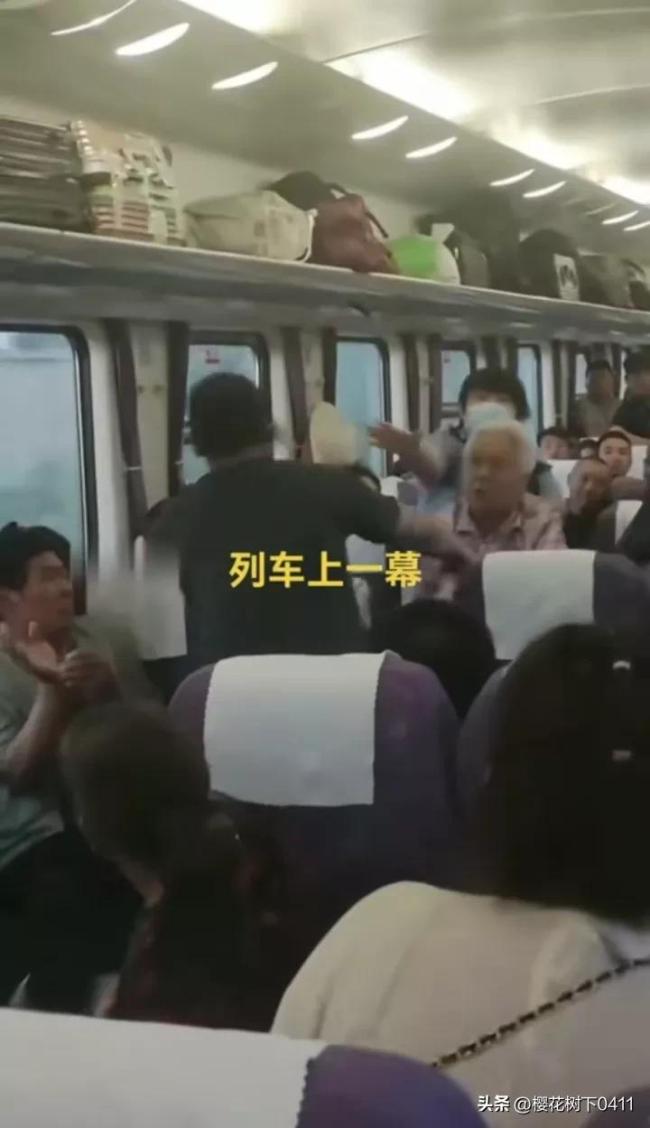 年轻男子被老太拿拐杖打好几下，气不过还击，老太一下倒了