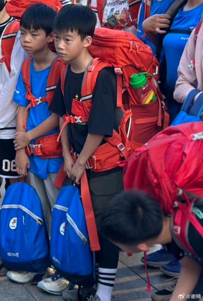 谢楠晒儿子拉练前后照片:背大旅行包状态疲惫 黑眼圈抢镜