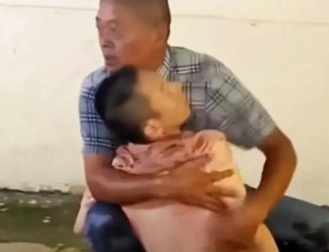 贵州一男子喝酒过量身亡：被父亲含泪紧紧抱着！
