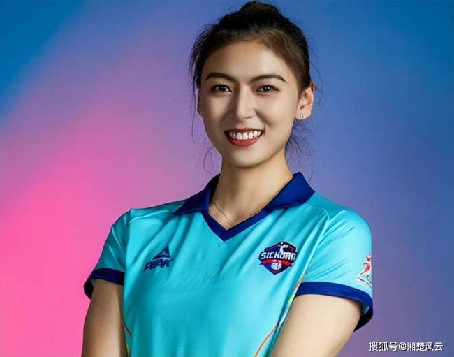 伊拉克女旗手绝美侧颜冲上热搜！颜值出众网友惊呼“美炸了”