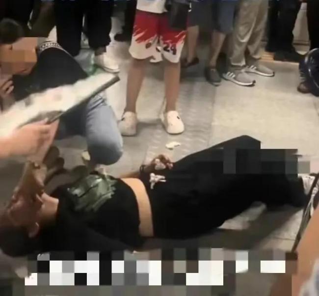 重庆地铁闪爆 乘客被困四十分钟男子砸玻璃救人！