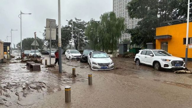 实拍洪水退后的北京门头沟城区 涉水车辆横七竖八