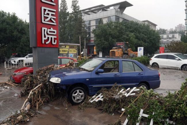 实拍洪水退后的北京门头沟城区 涉水车辆横七竖八