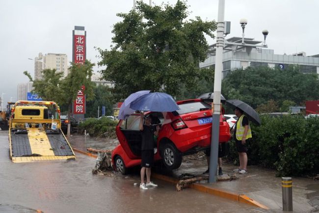 实拍洪水退后的北京门头沟城区 涉水车辆横七竖八