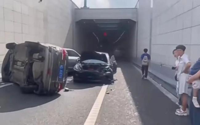 警方谈杭州隧道多车碰撞事故：大巴司机突发疾病，事故原因正在进一步调查中