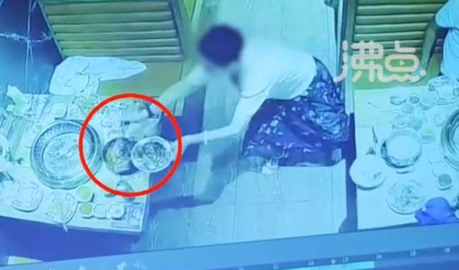 女子将剩饭菜倒进邻桌男子锅内：倒完还在笑！