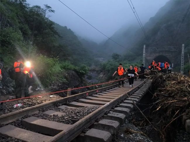 现场直击！K396次、Z180次、K1178次列车旅客转运纪实