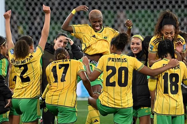 巴西女足战平牙买加女足被淘汰 “穿裙子的贝利”含泪告别 她已经为巴西女足倾其所有