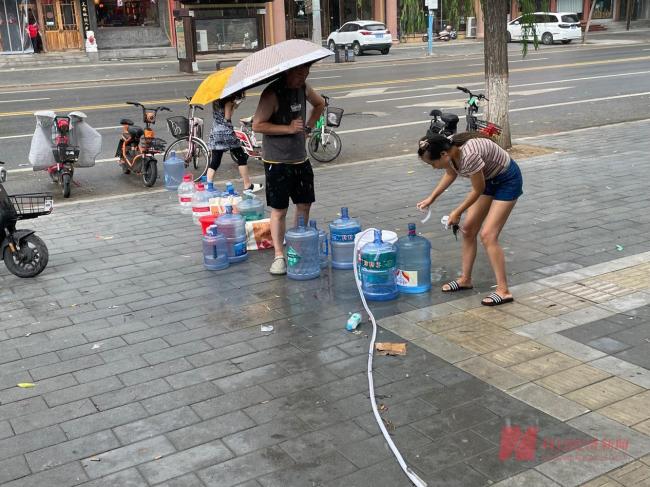 涿州市民自发组织志愿队 数千群众自发送别各地救援队