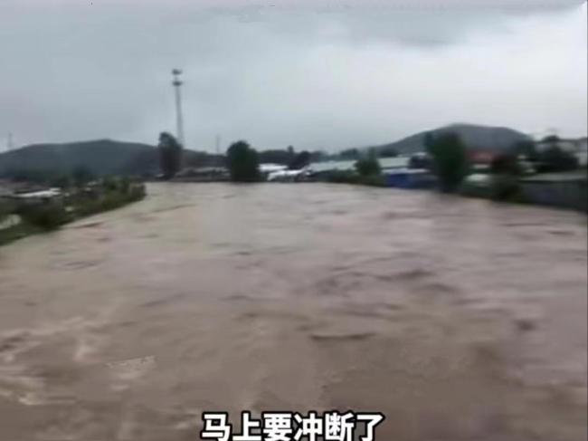 黑龙江多辆卡车投河堵缺口保路 司机直到最后一刻才跳车
