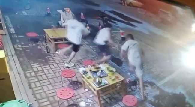 地震瞬间男子护住老婆