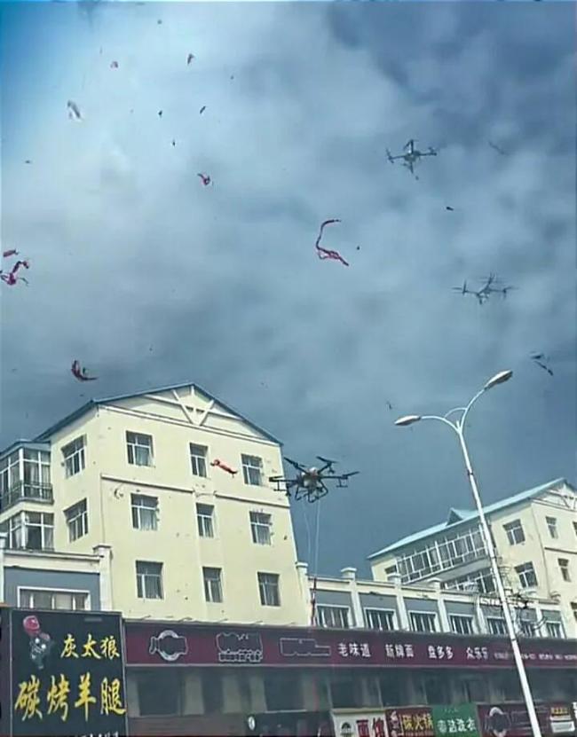 新人结婚多架无人机挂鞭炮悬空放场面很壮观路灯差点炸没了