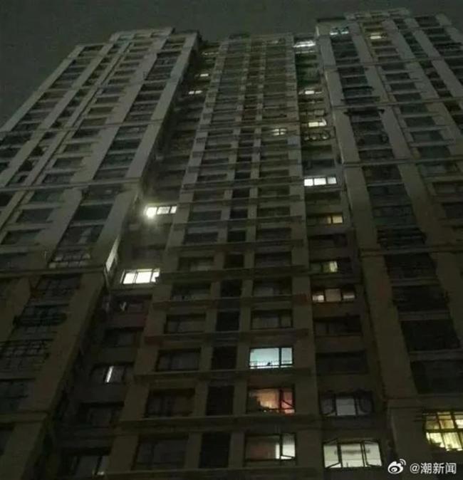 男子和家人吵架从21楼扔下电脑屏，警方：刑拘！