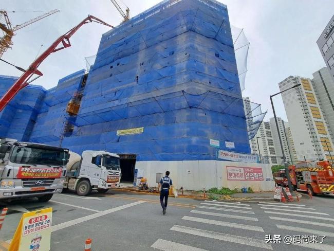 韩国一工地发生坍塌事故：9楼建材坠至8楼 2人被埋5人受伤