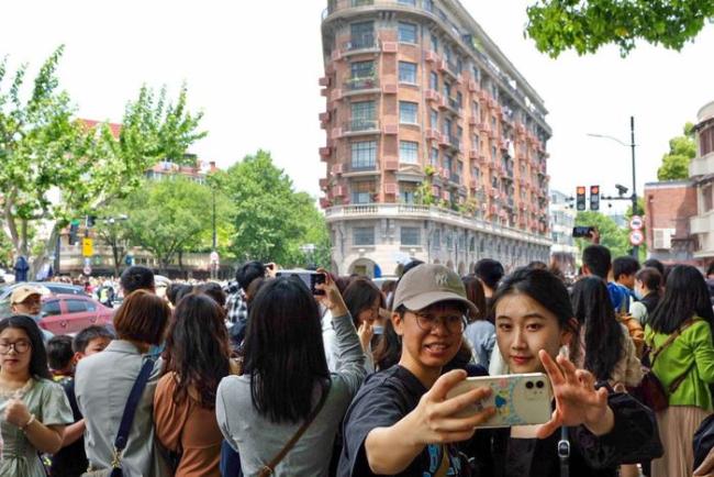 　　游客在上海武康大楼前拍照留念（2023年4月30日摄）。新华社记者 辛梦晨 摄