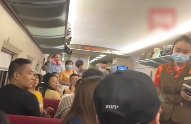 荒谬！女子坐高铁用包占座，不许抱孩子乘客落座，竟说自己对人过敏？
