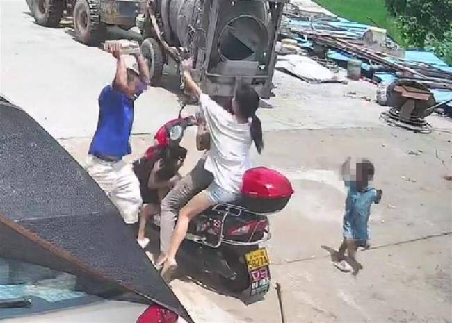 警方谈男子持异物砸妻子：已被传唤接受调查